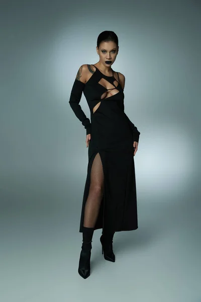 Sexy Mujer Tatuada Traje Halloween Negro Mirando Cámara Gris Fantasía — Foto de Stock