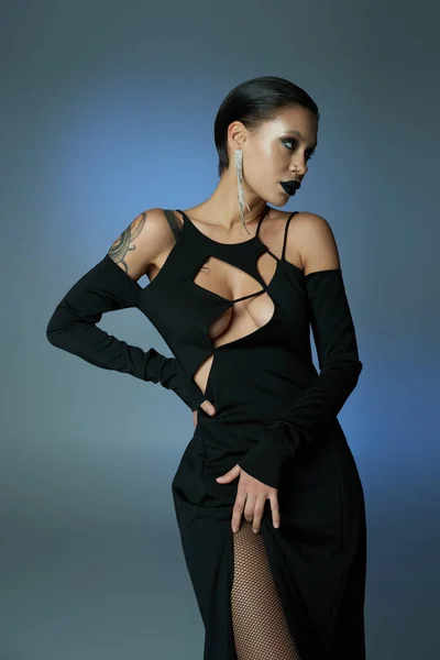 Tätowierte Frau Sexy Halloween Kleid Und Dunklem Make Posiert Mit — Stockfoto