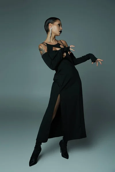 Σκούρα Ομορφιά Γυναίκα Τατουάζ Μαύρο Αποκριάτικο Φόρεμα Και Απόκοσμο Μακιγιάζ — Φωτογραφία Αρχείου