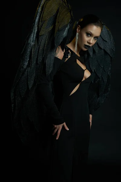 Cadılar Bayramı Kostümlü Seksi Kara Kanatlı Kara Kanatlı Bir Kadın — Stok fotoğraf