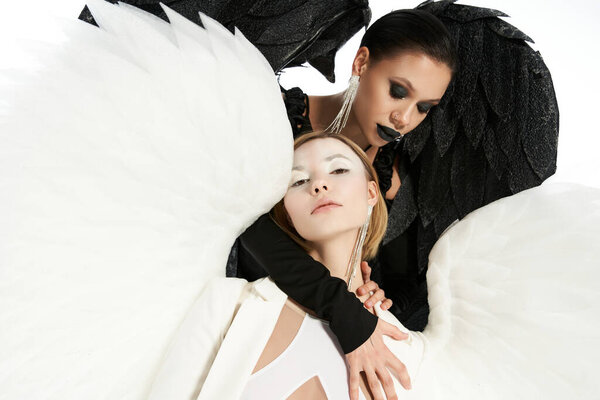 черный демон, обнимающий и искушающий светлого святого ангела на белом фоне, концепция духовной войны