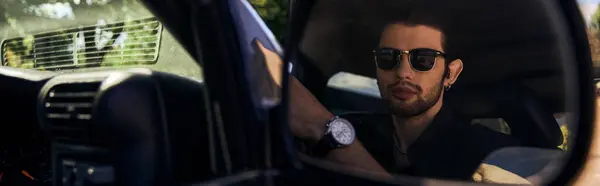 Siyah Şık Kıyafetli Yakışıklı Adam Yan Aynaya Bakıyor Seksi Şoför — Stok fotoğraf