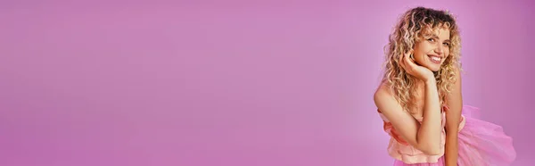 Iloinen Ihana Nainen Vaaleanpunainen Puku Hymyillen Vilpittömästi Kameran Kanssa Käsi — kuvapankkivalokuva