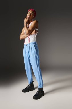 Yakışıklı, şık bir adam. Dudakları mavi pantolonlu, pantolon askısı takmış, moda anlayışı var.