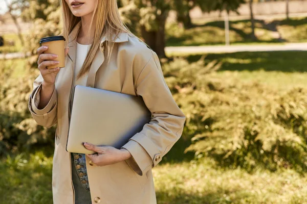 Gestutzte Junge Frau Trenchcoat Laptop Der Hand Und Kaffee Zum — Stockfoto