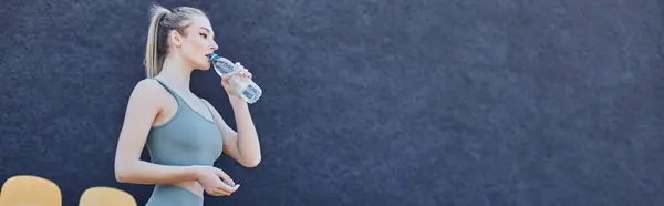 Atletik Sarışın Sporcu Kadın Aktif Giyimli Içme Suyu Içiyor Stadyum — Stok fotoğraf