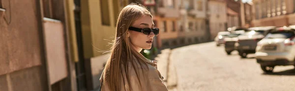 Jeune Femme Blonde Avec Des Lunettes Soleil Élégantes Trench Coat — Photo