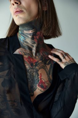 Siyah şeffaf gömlekli yakışıklı erkek modelin kırpılmış görüntüsü, moda anlayışı.