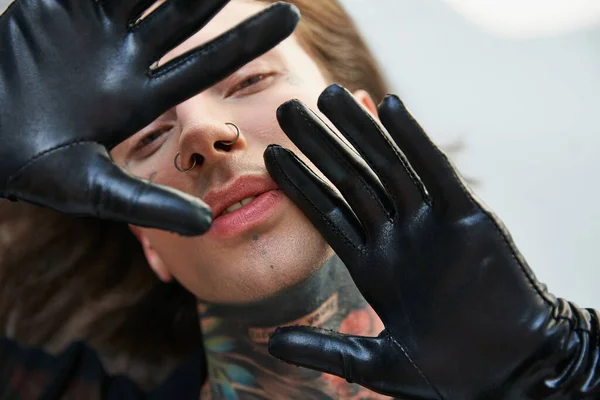 Όμορφος Νεαρός Άνδρας Μαύρη Ενδυμασία Σκουλαρίκια Και Τατουάζ Κοιτάζοντας Κάμερα — Φωτογραφία Αρχείου