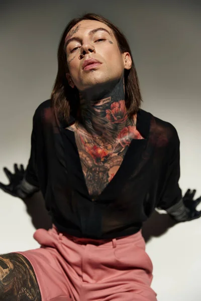 Σέξι Όμορφος Άντρας Τατουάζ Που Κοιτάζει Επίμονα Την Κάμερα Ενώ — Φωτογραφία Αρχείου
