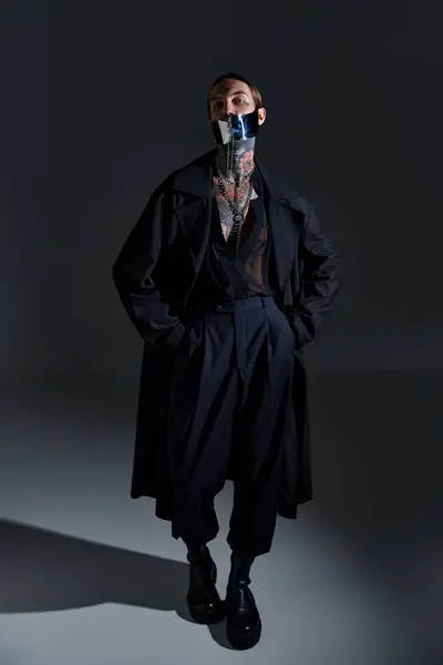 Tiro Vertical Jovem Máscara Futurista Atado Roupa Elegante Preto Olhando — Fotografia de Stock
