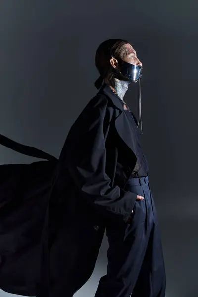 Modelo Masculino Bonito Casaco Preto Máscara Futurista Atado Posando Perfil — Fotografia de Stock