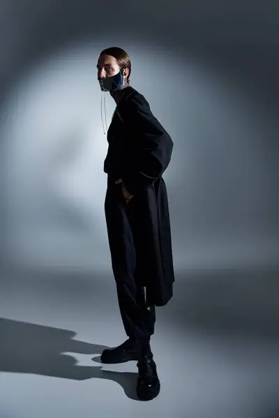 Tiro Vertical Jovem Elegante Traje Preto Com Máscara Atada Cercada — Fotografia de Stock