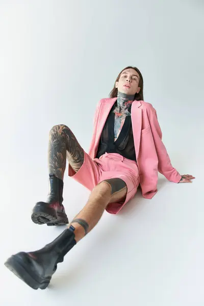 Κάθετη Λήψη Του Όμορφος Νεαρός Άνδρας Ροζ Σακάκι Και Σορτς — Φωτογραφία Αρχείου