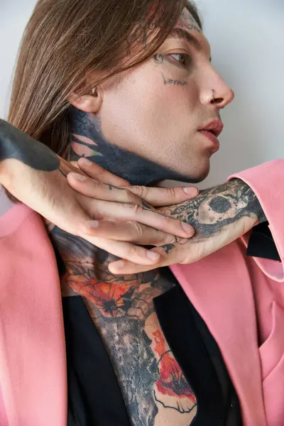 Νεαρός Κομψός Άνδρας Τατουάζ Ροζ Σακάκι Χέρια Κάτω Από Πηγούνι — Φωτογραφία Αρχείου