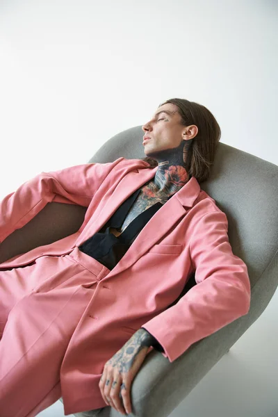 Σαγηνευτικό Κομψό Άνδρα Τατουάζ Voguish Ενδυμασία Χαλαρώνοντας Άνετη Καρέκλα Έννοια — Φωτογραφία Αρχείου