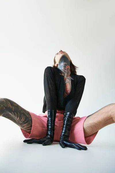 Κάθετη Λήψη Σαγηνευτική Νεαρός Άνδρας Κομψό Ντύσιμο Τατουάζ Κάθεται Στο — Φωτογραφία Αρχείου