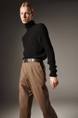 Moda kıyafetli, at kuyruklu, kameraya bakan ve poz veren, modaya uygun olmayan çekici biri.