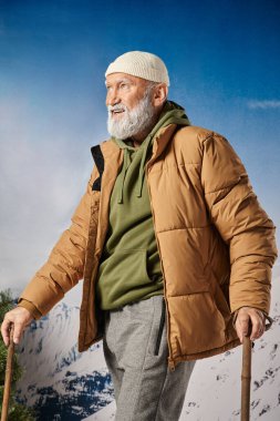 Spor ceketli, beyaz şapkalı, elinde kayak sopaları olan ve yüzünü çeviren Noel Baba.