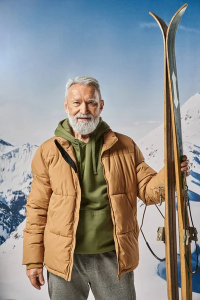 Athletic Man Dressed Santa Holding Ski Looking Camera Mountains Backdrop — Stock Photo, Image