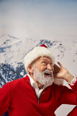 Beyaz sakallı neşeli Noel Baba 'nın portresi. Kırmızı şapkalı. Yüzüne yakın poz veriyor.