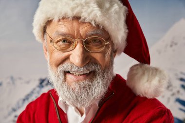 Mutlu beyaz sakallı Noel Baba 'nın portresi. Kırmızı şapkalı, karlı arka planlı. Mutlu Noeller.