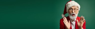 Kırmızı şık giyinmiş, ağzı açık Noel Baba 'yı şok etti. Kameraya, kış konseptine, afişe baktı.
