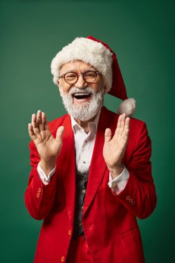 Mutlu stil Noel Baba 'sı Noel şapkalı aktif bir şekilde kameraya gülümsüyor, kış konsepti