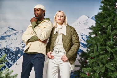 Çeşitli modaya uygun çift poz veriyor ve kameraya bakıyor, elleri çenenin altında, moda konsepti