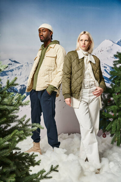 красивая блондинка позирует рядом со своим стильным парнем в шапочке шапочки, разнообразная пара