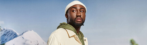 красивый стильный мужчина в белой шляпе с горным задом, зимняя мода, баннер