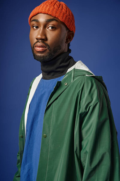 многонациональная пара, позирующая в зимнем наряде на фоне гор, африканский американец мужчина и женщина