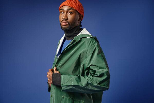 многонациональная пара, позирующая в зимнем наряде на фоне гор, африканский американец мужчина и женщина