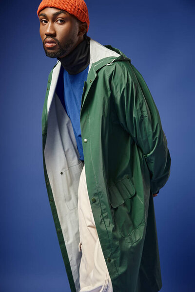 многонациональная пара, позирующая в зимнем наряде на фоне гор, африканский американец мужчина и женщина