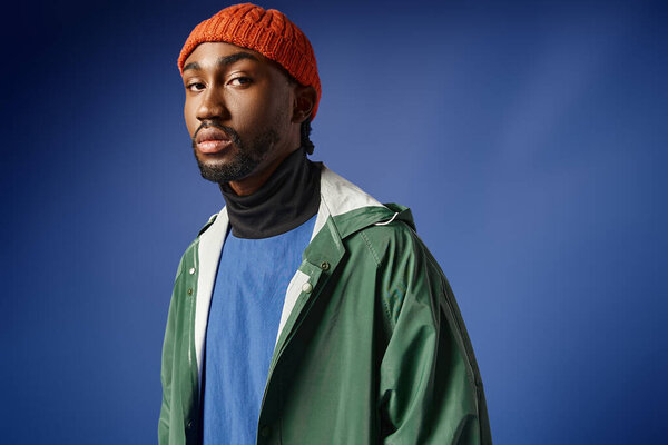 многонациональная пара, позирующая в зимнем наряде на фоне гор, африканский американец мужчина и женщина