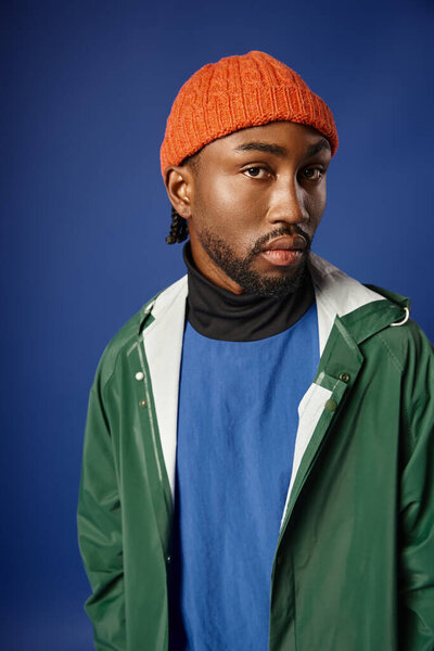 многонациональная пара, позирующая в зимнем наряде на фоне гор, африканский американец мужчина и женщина