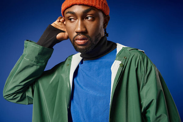 многонациональная пара, позирующая в зимнем наряде на фоне гор, африканский американец мужчина и женщина