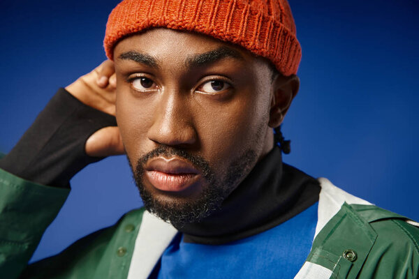 многонациональная пара, позирующая в зимнем наряде на фоне гор, африканский американец мужчина и женщина