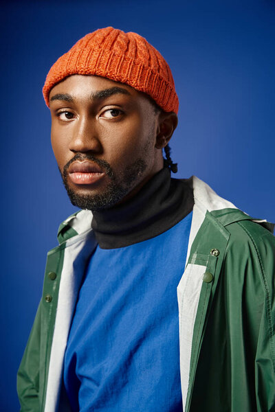 многонациональная пара, позирующая в зимнем наряде на фоне гор, африканский американец мужчина и женщина