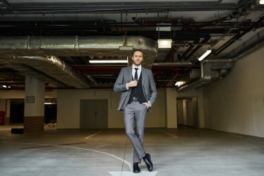 İyi görünümlü profesyonel poz, el ele ve kameraya bakmak, iş konsepti.