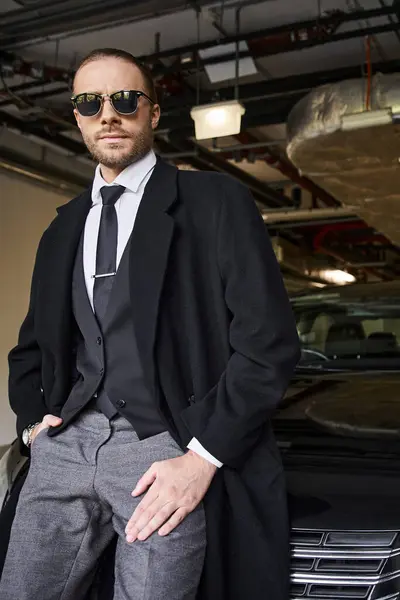 长相俊俏 衣着华丽 戴着太阳镜 打着领带 站在汽车旁边的商人 — 图库照片