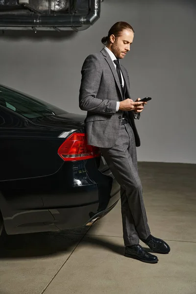 Jóképű Elegáns Üzletember Öltönyben Vörös Hajjal Kocsiján Nézi Telefont — Stock Fotó