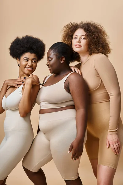Vreugdevolle Multi Etnische Size Vrouwen Ondergoed Poseren Beige Achtergrond Zelfvertrouwen — Stockfoto