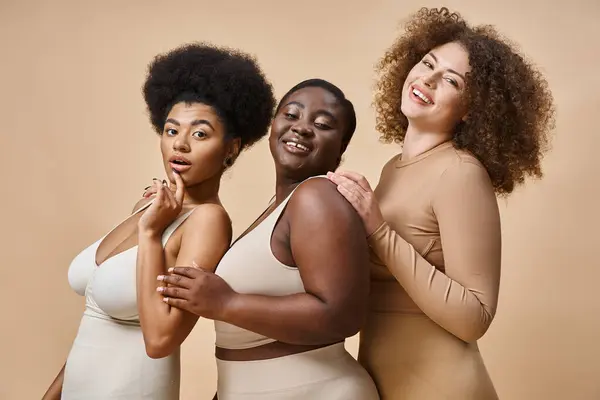 Šťastný Multiracial Velikost Přítelkyně Spodním Prádle Úsměvem Béžové Pozadí Tělo — Stock fotografie