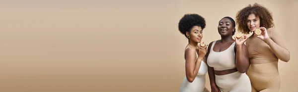 Glückliche Multiethnische Size Frauen Dessous Posieren Mit Gläschen Kosmetischer Creme — Stockfoto