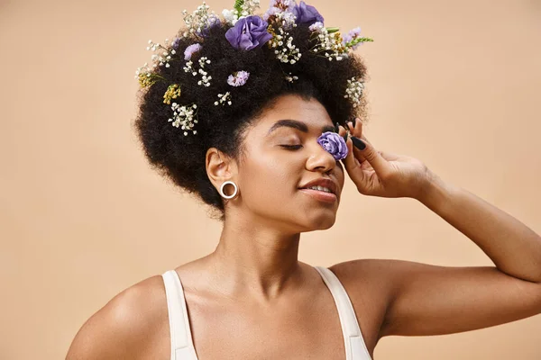 幸せなアフリカ系アメリカ人女性 髪の花の装飾とベージュの顔の近くの花 自然の美しさ — ストック写真