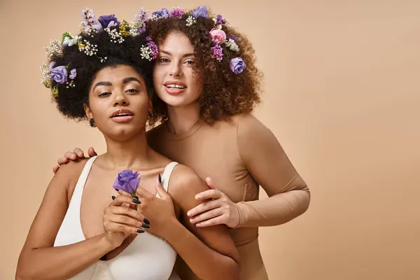 Çok Irklı Kadın Çamaşırlı Bej Rengi Saçlarında Renkli Çiçekler Olan — Stok fotoğraf