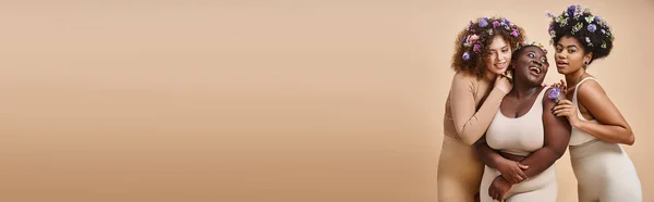 Glad Multiracial Storlek Kvinnor Underkläder Med Färgglada Blommor Håret Beige — Stockfoto