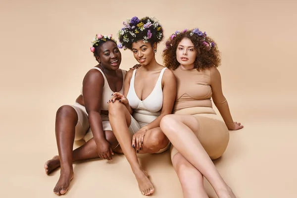 Çamaşırlı Saçlı Bej Rengi Çiçekli Beden Ölçülerinde Bir Sürü Etnik — Stok fotoğraf