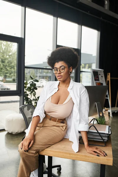 Jovem Elegante Mulher Negócios Afro Americana Óculos Sentado Mesa Trabalho — Fotografia de Stock